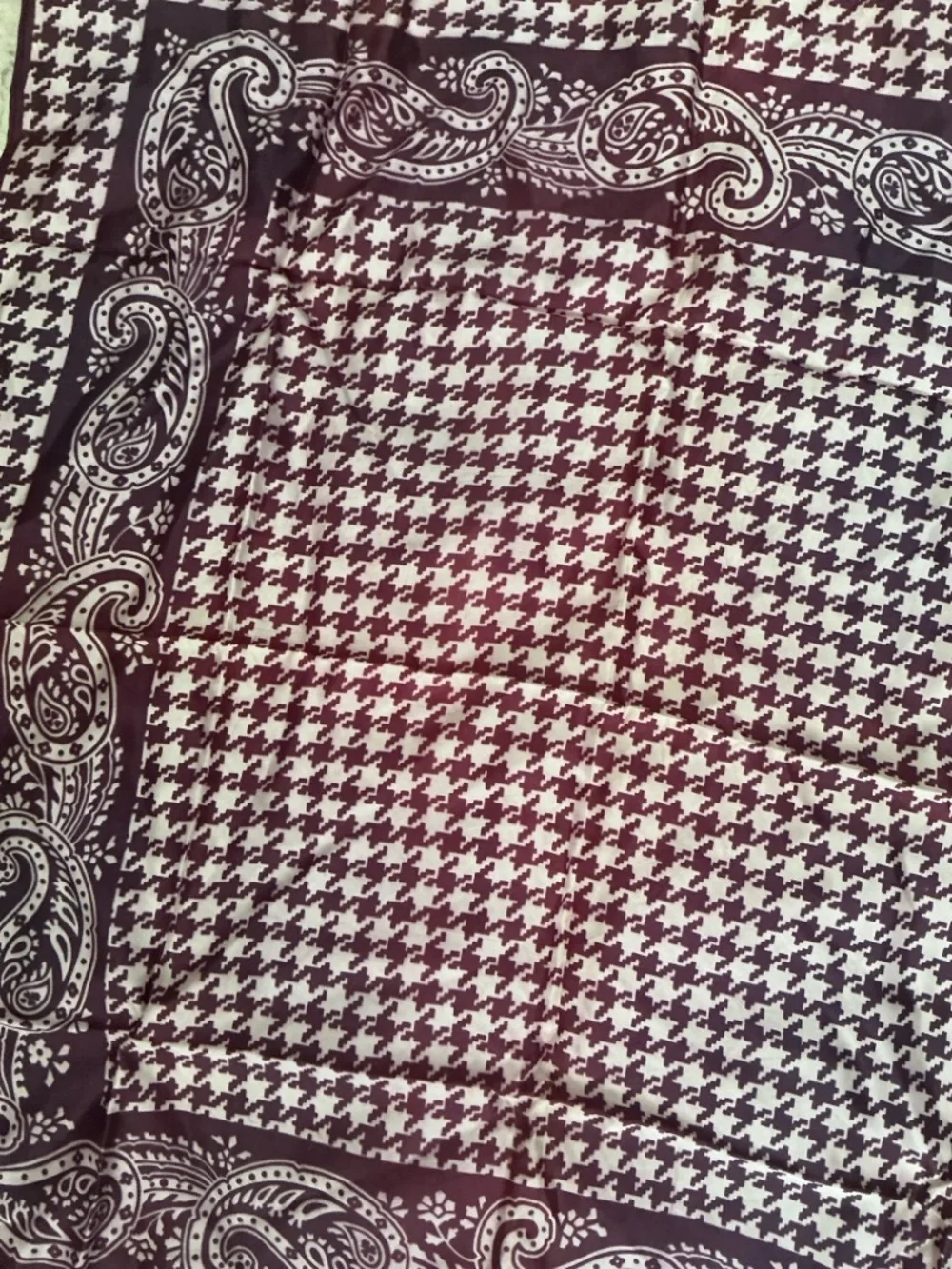 VINTAGE Plum White Houndstooth Paisley Scarf